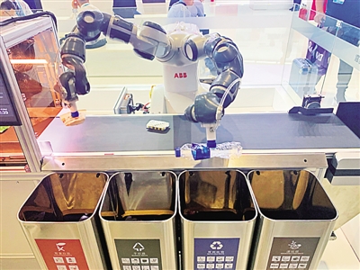 分拣机器人yumi正在为垃圾分类.记者 李笑萌摄光明图片